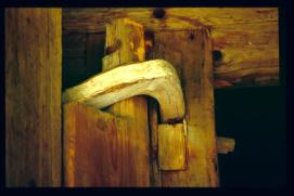 Oesterreich-Reise Juli 1991/Freilichtmuseum oesterreichischer Hoefe Stuebing/Open Air Museum of Austrian Farmyards/Granges/Detail: Tuerscharnier aus Holz/detail: wooden door hinge Oesterreich-Reise Juli 1991/Freilichtmuseum oesterreichischer Hoefe Stuebing/Open Air Museum of Austrian Farmyards/Granges/Detail: Tuerscharnier aus Holz/detail: wooden door hinge