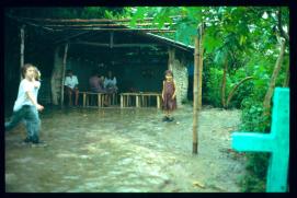 El Salvador 1995/lluvia/refugio en la iglesia El Salvador 1995/lluvia/refugio en la iglesia